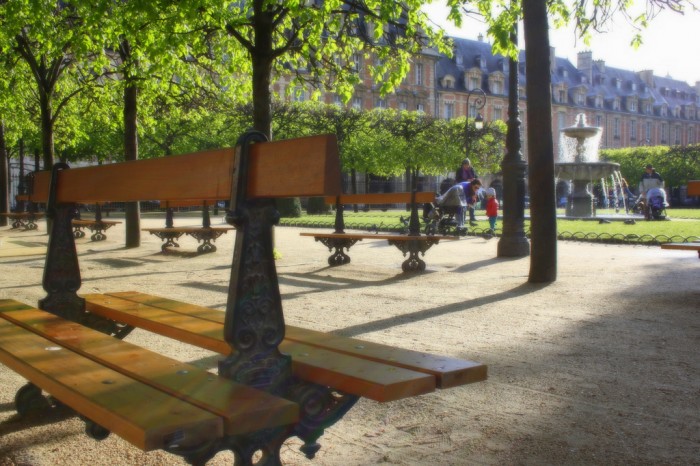 Весна на площади Вогезов (Lonely benches, place des VosgesBy ParisSharing@Flickr)